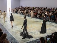 BST Fendi Haute Couture Xuân-Hè 2024: Fendi luôn hướng tới tương lai