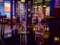 Nhâm nhi cồn, nghe đĩa than cùng Montauk Bar và LP Club