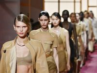 BST Hermès Xuân Hè 2025: Nét thanh lịch biểu tượng từ cảm hứng cưỡi ngựa