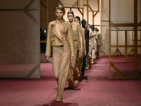 Xuân - Hè 2025: Hermès tái định nghĩa gợi cảm với chất liệu da