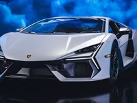 Siêu xe hybrid đầu tiên của Lamborghini lộ ảnh đã về Việt Nam, Minh "Nhựa" phấn khởi hẳn ra