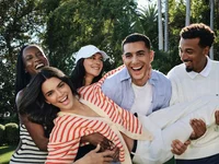 "Kendall Jenner và những người bạn" khuấy động chiến dịch xuân 2024 của Tommy Hilfiger