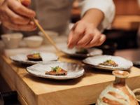 Omakase: Khi giới trẻ chi cả tháng lương cho một bữa ăn không được chọn món, mỗi phần chỉ bé bằng ngón tay