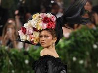 Đồng chủ tịch Met Gala Zendaya hậu thuẫn John Galliano