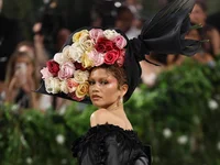 Đồng chủ tịch Met Gala Zendaya hậu thuẫn John Galliano