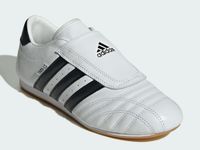 Soi tủ đồ sao từ trong nước đến quốc tế: Bật mí đôi giày adidas được Jennie lẫn Mono ưu ái