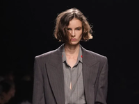 Bottega Veneta Xuân/Hè 2025: Loạt sao đổ bộ, ‘nàng thơ’ Thư Kỳ nổi bật với phong thái ‘xa xỉ thầm lặng’
