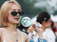 Hàng nghìn người đổ về SVĐ Mỹ Đình xem concert cuối Anh trai say hi
