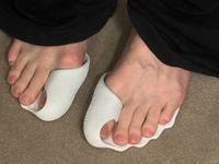 Sneaker hở 4 ngón chân giá 14 triệu đồng gây tranh cãi