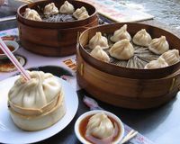 Du lịch Thượng Hải xếp hàng ăn bánh bao bằng ống hút