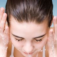Rửa mặt đúng cách theo lời khuyên từ bác sĩ da liễu