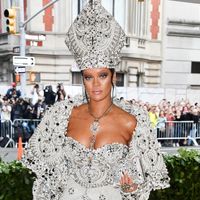 Làm đẹp kiểu Rihanna: Thuê người giống mình làm "chuột bạch"