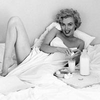 53-30534-marilyn-monroe-in-bed-1447204528.jpg
