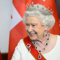 Vương miện và bộ sưu tập nữ trang đắt giá của nữ hoàng Elizabeth đệ nhị