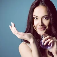 Xịt nước hoa đúng cách như phụ nữ Nhật - Pháp - Mỹ?