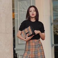 Chi Pu, Châu Bùi duyên dáng cùng chiếc túi Burberry D-Ring