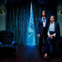 Siêu mẫu Naomi Campbell cùng mẹ xuất hiện trong BST Burberry