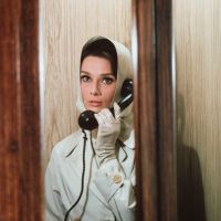Nữ minh tinh Audrey Hepburn khăn lụa phụ kiện