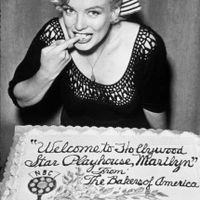 phụ kiện khăn lụa được Marilyn Monroe lăng xê