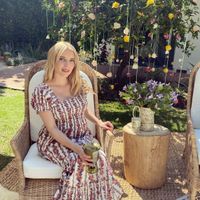 Emma Roberts wear maternity clothes