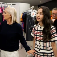 jisoo đến thăm xưởng may dior