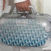 Dior và Rimowa hợp tác cho ra bộ sưu tập phụ kiện du lịch sành điệu