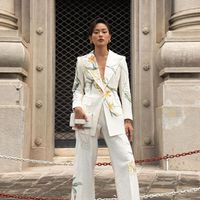 CONG TRI và Hồ Thu Anh gợi ý cách diện suit trắng không đơn điệu