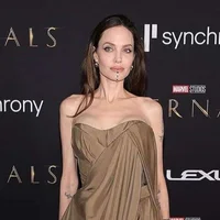 Angelina Jolie xuất hiện như một nữ thần tại buổi công chiếu "Chủng tộc bất tử" (Eternals)