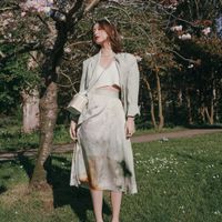 iris mặc chân váy công sở lụa áo crop top áo khoác blazer pastel