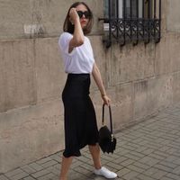Váy công sở lụa đen phối áo thun