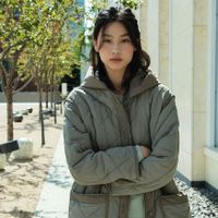 Áo phao hình quả trám được Jung Ho Yeon và Bella Harid lăng xê mùa thu đông