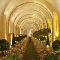 Bạn có thể trang trí đại sảnh Orangerie tuỳ thích. Những bức tường đá màu nhã nhặn có thể làm nền cho bất kỳ phong cách thiết kế nào.