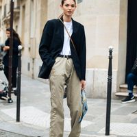 blazer và quần kaki