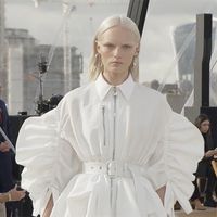 BST Xuân Hè 2022: Sự đổ bộ của "cơn bão" Alexander McQueen