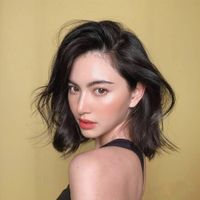 tóc ngắn xoăn lơi của mai davika