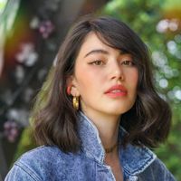 mai davika với tóc ngắn uốn xoăn