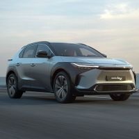 Toyota ra mắt SUV điện bZ4X đầu tiên