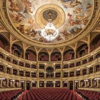 kien-truc-doi-xung-nha-hat-budapest-1