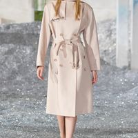 Burberry xuân hè 2022 look1