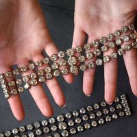 Chiếc vòng tay đặc biệt của Nữ hoàng Marie Antoinette được bán với giá 8,1 triệu USD