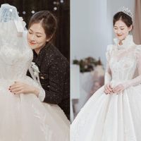 Váy cưới phong cách hoàng gia của cô dâu Khánh Huyền có dáng xòe bồng bềnh, tùng váy xếp ly và đuôi dài được làm bằng chất liệu ren tơ mờ Pháp. Phần cổ áo tạo dáng một bông hoa calla e ấp nở, tôn vóc dáng nhỏ mảnh, cổ cao thon, gương mặt đài các của cô dâu.