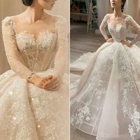 Chiếc váy haute couture đầu tiên của Phương Linh dành cho cô dâu Phương Nhung. Thiết kế tay dài được dựng phom corset với 11 gọng nẹp thân giúp định hình ba vòng gợi cảm do 10 nghệ nhân thực hiện. Họa tiết trên thân váy là những bông ren dây leo được đính thủ công kết hợp với hàng nghìn viên đá Swarovski nhiều kích cỡ. Cảm hứng để tạo nên chiếc váy đến từ vẻ đẹp của thiên nhiên ngoại ô nước Pháp: lãng mạn, tự do, phóng khoáng.