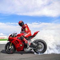 Ducati Panigale V4 2022 mạnh mẽ nhiều trang bị công nghệ hơn