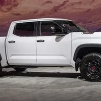 Toyota Tundra "biến hình" thành xe hỗ trợ đua địa hình