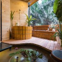 bồn tắm gỗ màu nâu nhiệt đới