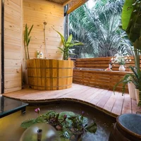 bồn tắm gỗ màu nâu nhiệt đới
