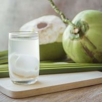 6 lợi ích cho sức khỏe và sắc đẹp của nước dừa