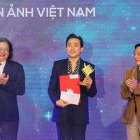 "Bố già" Trấn Thành tiếp tục đại thắng giải thưởng cuối năm