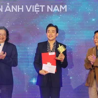 "Bố già" Trấn Thành tiếp tục đại thắng giải thưởng cuối năm