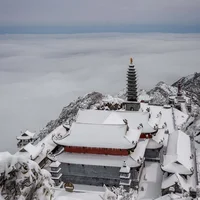 Du khách ùn ùn đặt tour Sa Pa, "ăn ngủ" trên đỉnh Fansipan chờ săn tuyết - 1
